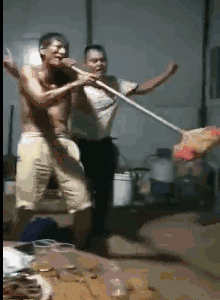 男人喝醉了之后感觉整个世界都是他的人物gif搞笑图片