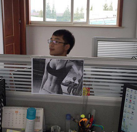 每天就这样呕吐一次，其乐无穷人物gif搞笑图片