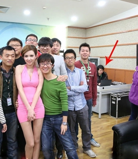 360年会上的泷泽萝拉，绿衣小伙好亮。。。也比不上后面的淡定哥！人物gif搞笑图片