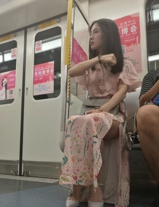 小姐姐让我坐过了三站人物gif搞笑图片