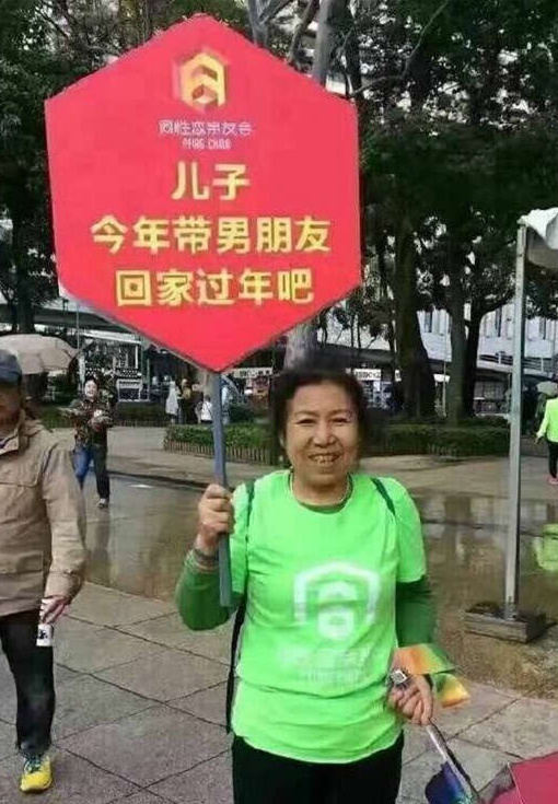 看到这个挺感动的，阿姨~您的儿子一定很幸福人物gif搞笑图片