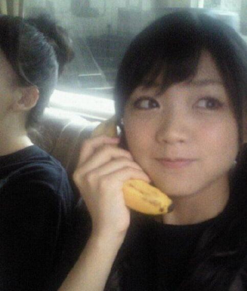 妹子手机也是蛮炫酷的人物gif搞笑图片