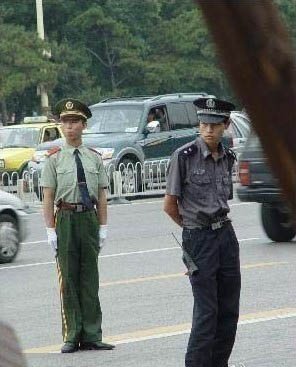 解放军与保安大哥人物gif搞笑图片