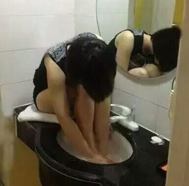 小心摔着你，姑娘，快下来吧人物gif搞笑图片