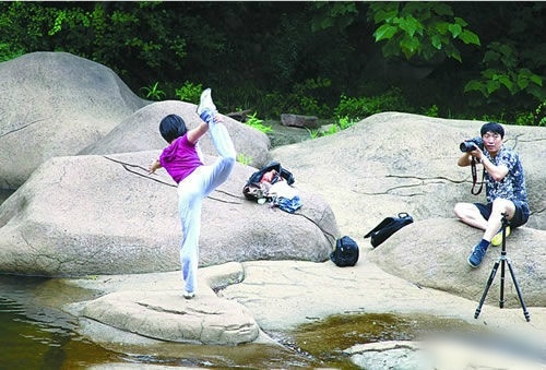 摄影师啊你这时走神可不好啊人物gif搞笑图片