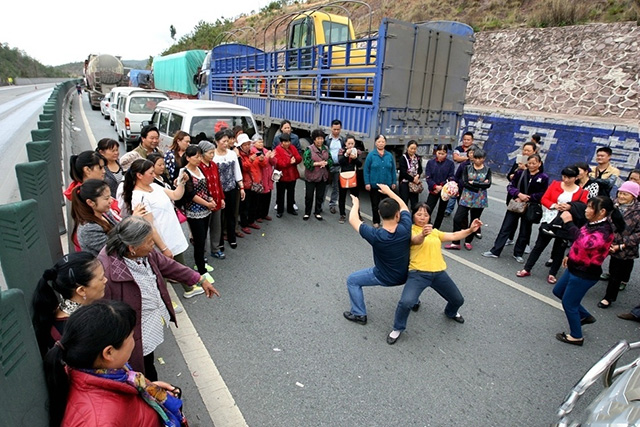 老司机就是不一样，开车开一半也能斗起舞来人物gif搞笑图片