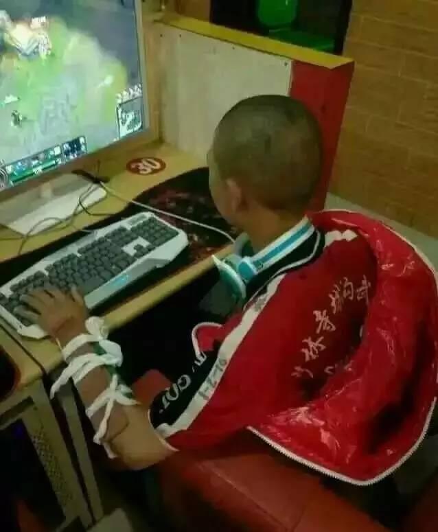 小伙子不好好练功，跑到网吧玩游戏来了人物gif搞笑图片