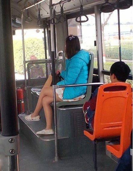 妹子是冷还是热啊！人物gif搞笑图片