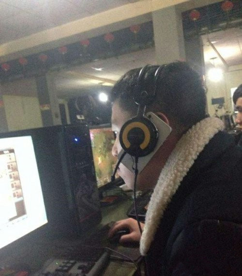 自从有了电脑，我们就这样给女朋友打电话人物gif搞笑图片