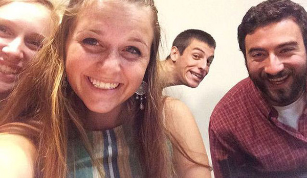 抢镜这事还得要求骨骼惊奇人物gif搞笑图片