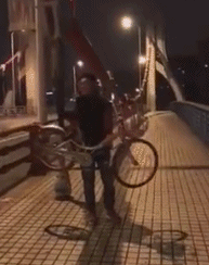 这种素质的人，抓住了就应该浸猪笼人物gif搞笑图片