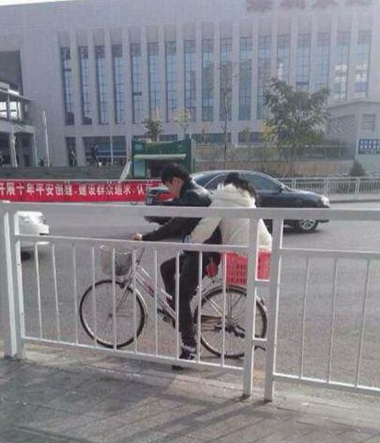 只想知道那妹子怎么坐上去的人物gif搞笑图片