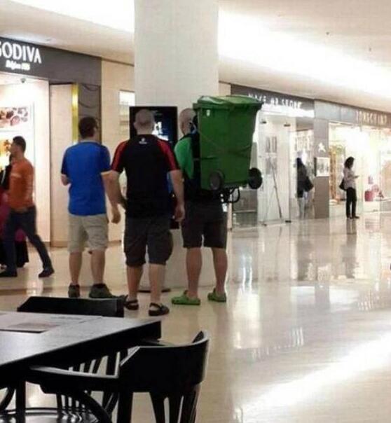 这个背包怎么那么像垃圾桶的人物gif搞笑图片