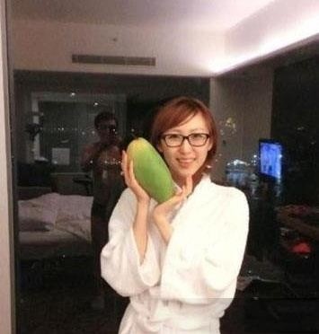 与闺蜜出去旅游的女友发照片，跟我说这么大的芒果才5块钱，物价好便宜哦~人物gif搞笑图片