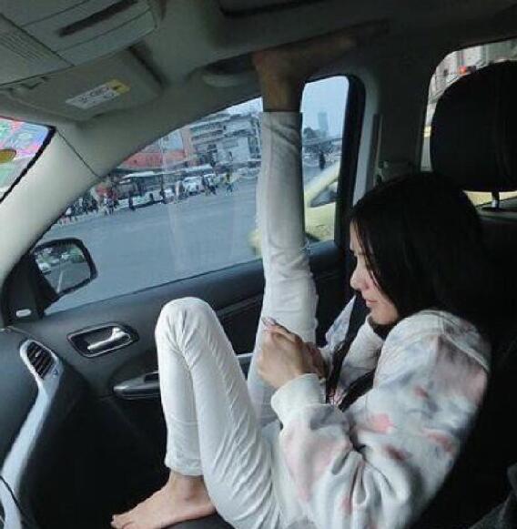 女孩最重要是要有内涵！看你腿这么长就很有内涵人物gif搞笑图片