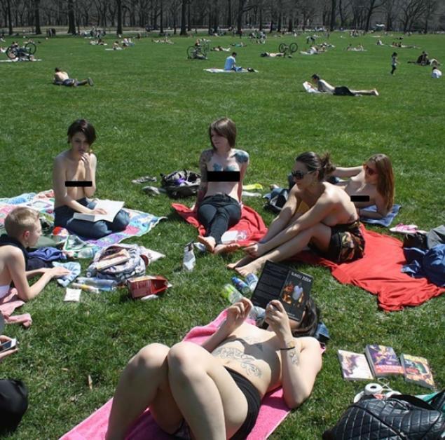 女孩街头裸体读书表情泰然自若:心在书中 人成风景人物gif搞笑图片