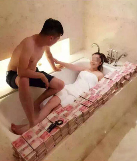 这样的澡，一年多洗几次，洗白白人物gif搞笑图片