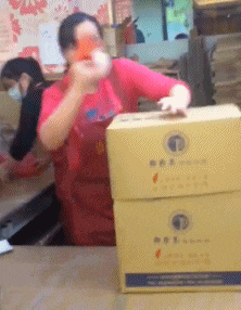 大姐这个技能不服不行人物gif搞笑图片