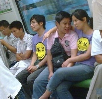 地铁上令人尴尬的撞衫人物gif搞笑图片