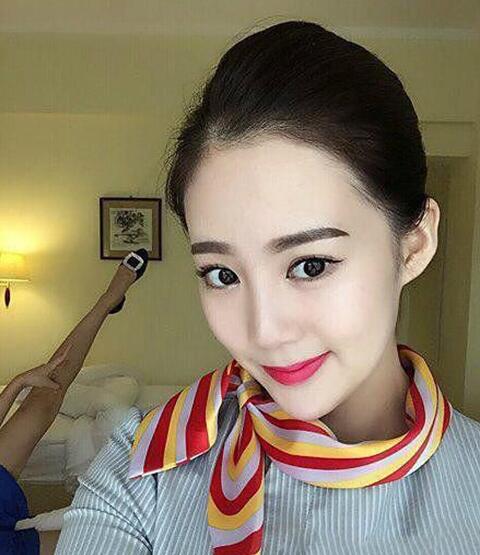 同事好有心机，这样抢镜人物gif搞笑图片