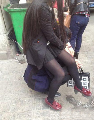 这才是真爱啊~人物gif搞笑图片