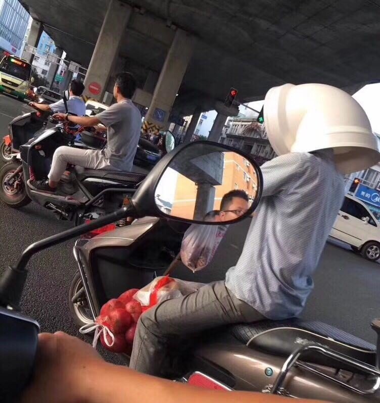 这头盔我给满分人物gif搞笑图片