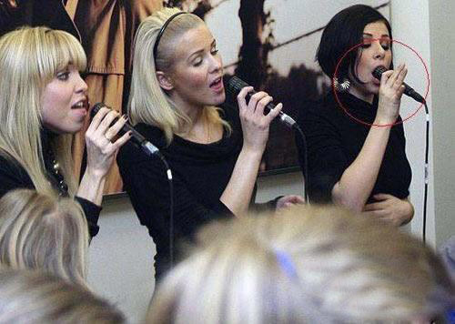 大妈，您在吃冰激凌吗？人物gif搞笑图片