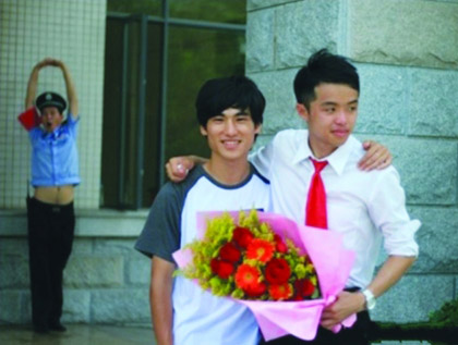 后面的保安亮了人物gif搞笑图片