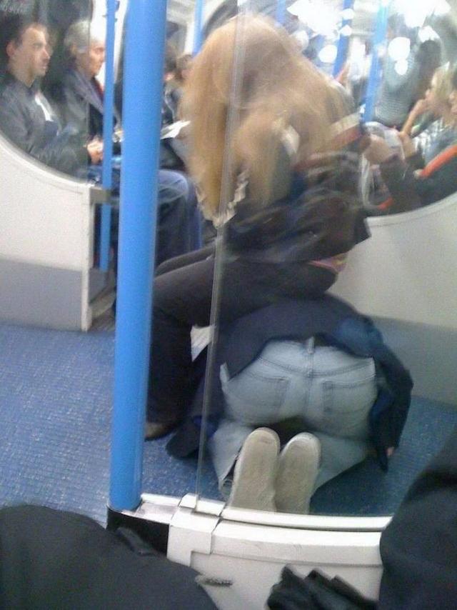 舔狗人物gif搞笑图片