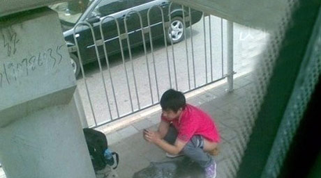 马路上的拉屎哥，为何你还能如此的淡定玩手机啊！人物gif搞笑图片