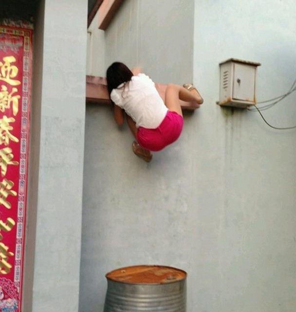 出门忘带钥匙，媳妇说她有办法进去人物gif搞笑图片