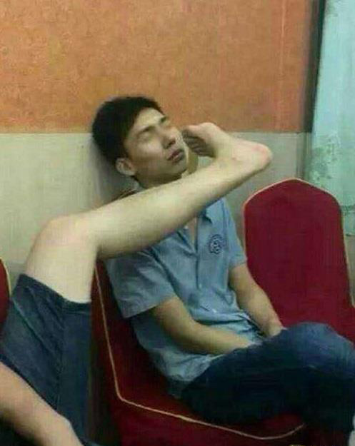 有时候叫醒一个人并不需要张口人物gif搞笑图片