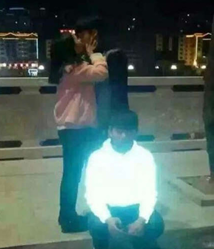 一千瓦的大灯泡人物gif搞笑图片