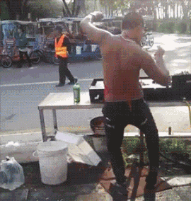 两代舞王对决，整条街道顿时硝烟弥漫人物gif搞笑图片
