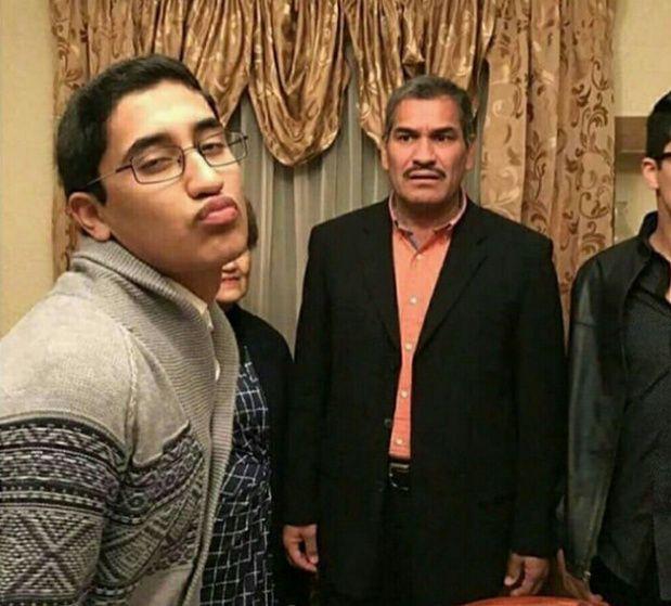 国外一网友，抓拍到了爸爸意识到他取向的瞬间人物gif搞笑图片