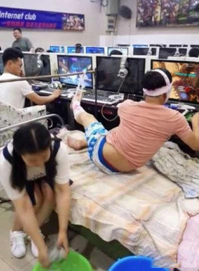 轻伤不下火线，兄弟们还等着我团战呢人物gif搞笑图片