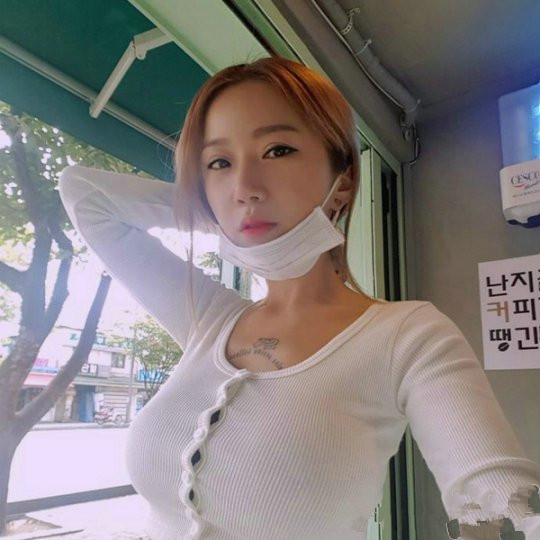 胸口纹的啥？人物gif搞笑图片