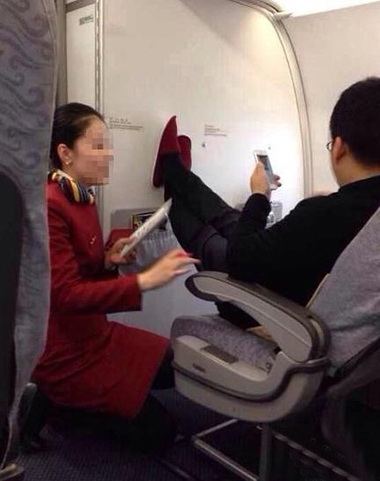 大哥，飞机上这样不好吧人物gif搞笑图片