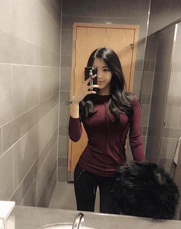 出差女友在宾馆浴室的自拍人物gif搞笑图片