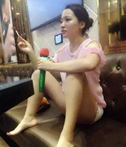 女同事非要唱征服人物gif搞笑图片