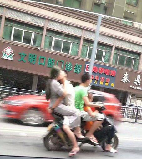 前边的那个妹子应该转个身人物gif搞笑图片