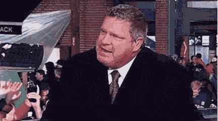 第一次上电视，就要这样吸引眼球人物gif搞笑图片