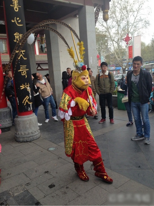 猴哥，这烟感觉怎么样？人物gif搞笑图片