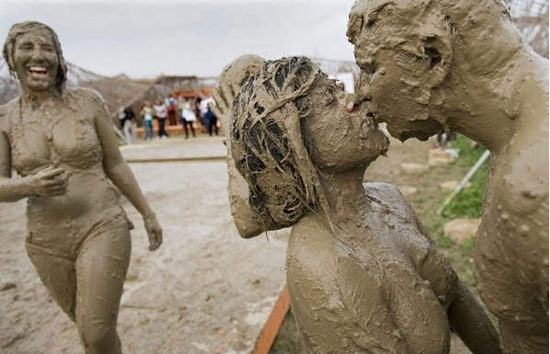 嘴里有大便。。。人物gif搞笑图片