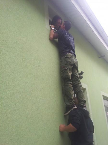 下面的老兄真是够朋友人物gif搞笑图片