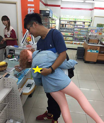 带着女友逛超市人物gif搞笑图片