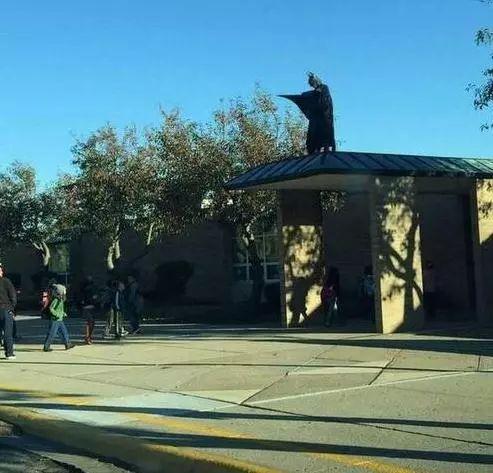 国外一位校长在迎接他的学生人物gif搞笑图片