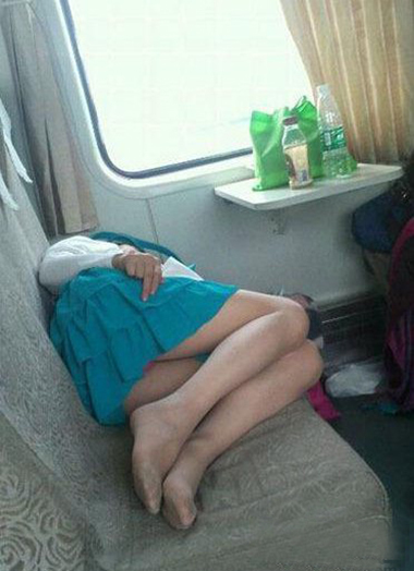 火车上这一幕，让我走不动路了人物gif搞笑图片