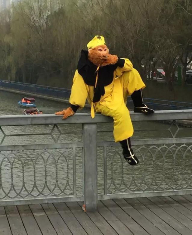 猴哥表示，无敌也是一种寂寞人物gif搞笑图片