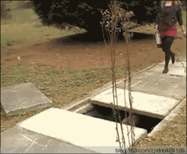 妹子，你也太不小心了人物gif搞笑图片